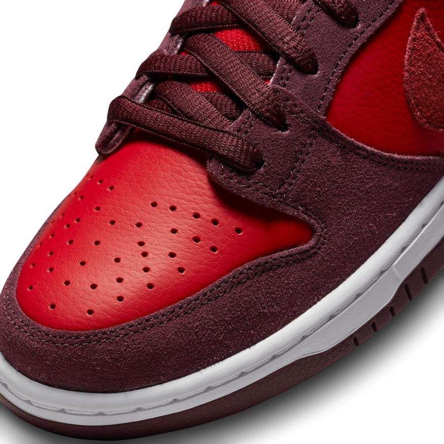 NIKE SB DUNK LOW PRO BURGUNDY CRUSH/TEAM RED-UNIVERSITY RED - Image 2