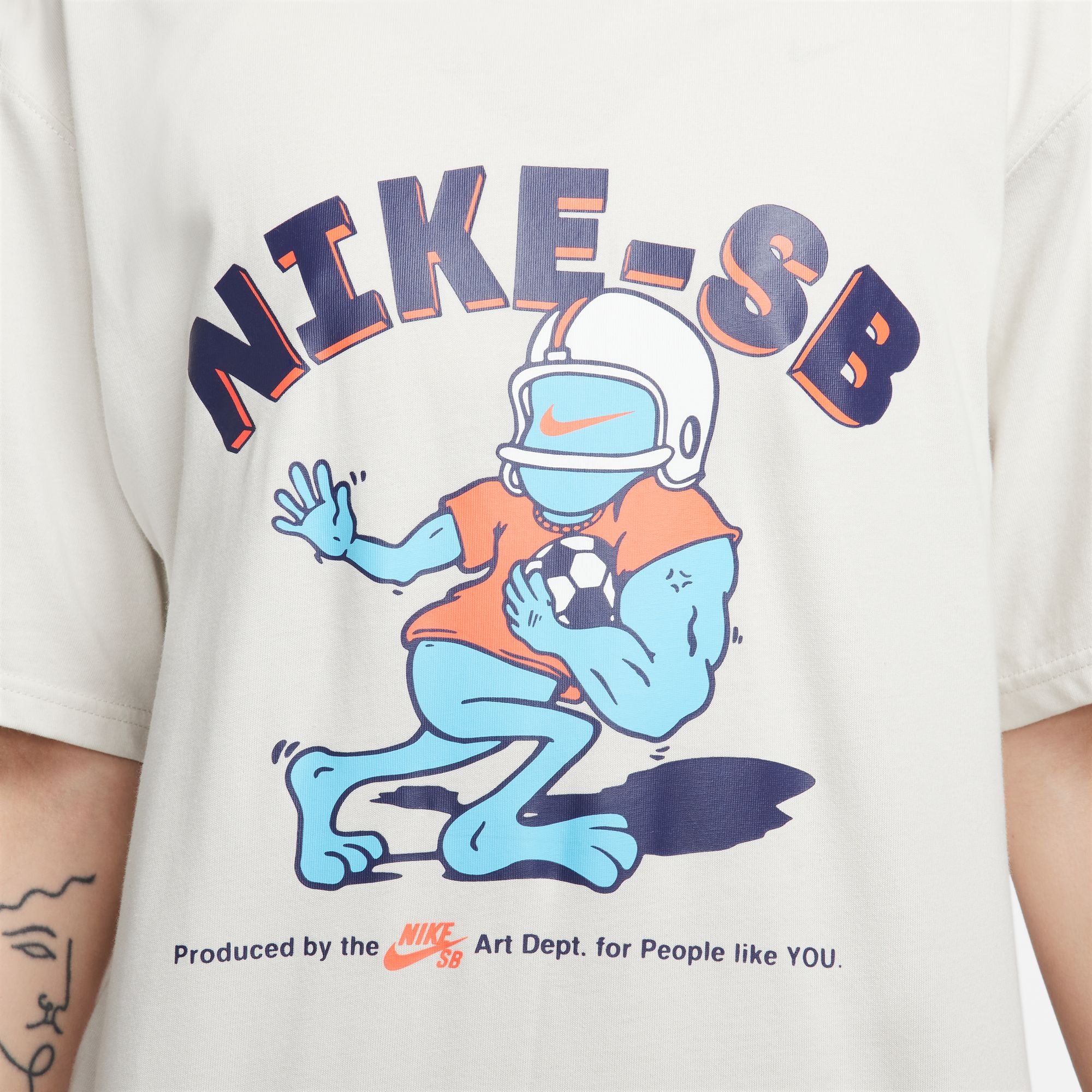 NIKE SB 'SPORTS GUY' SKATE TEE LIGHT BONE - Image 2