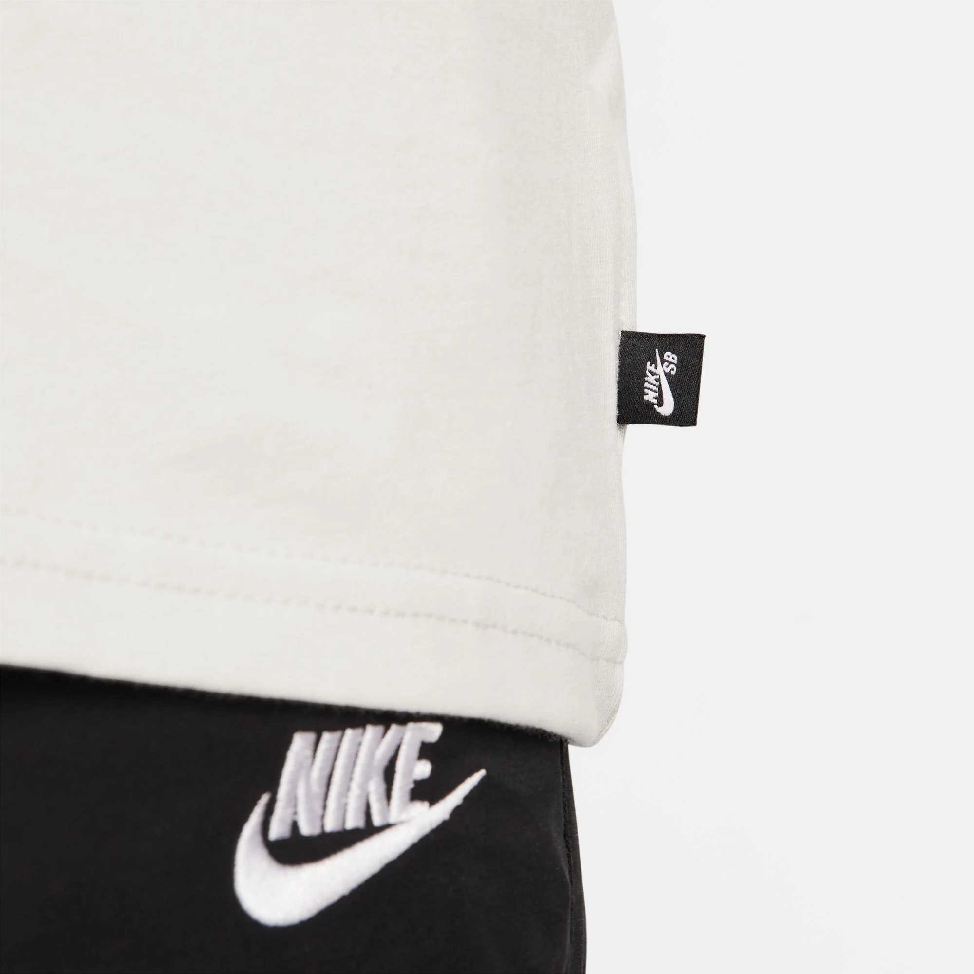 NIKE SB 'SPORTS GUY' SKATE TEE LIGHT BONE - Image 3