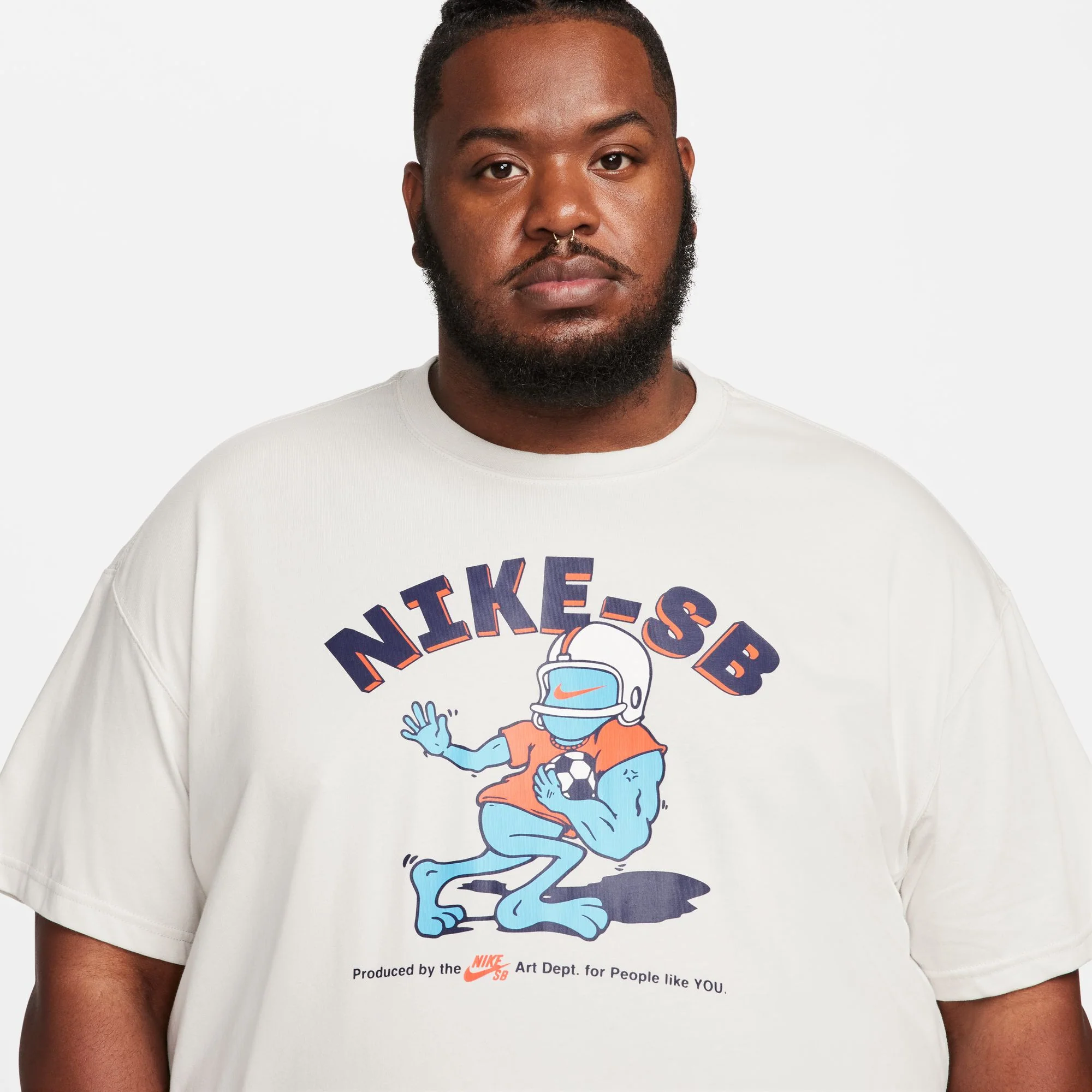 NIKE SB 'SPORTS GUY' SKATE TEE LIGHT BONE - Image 4