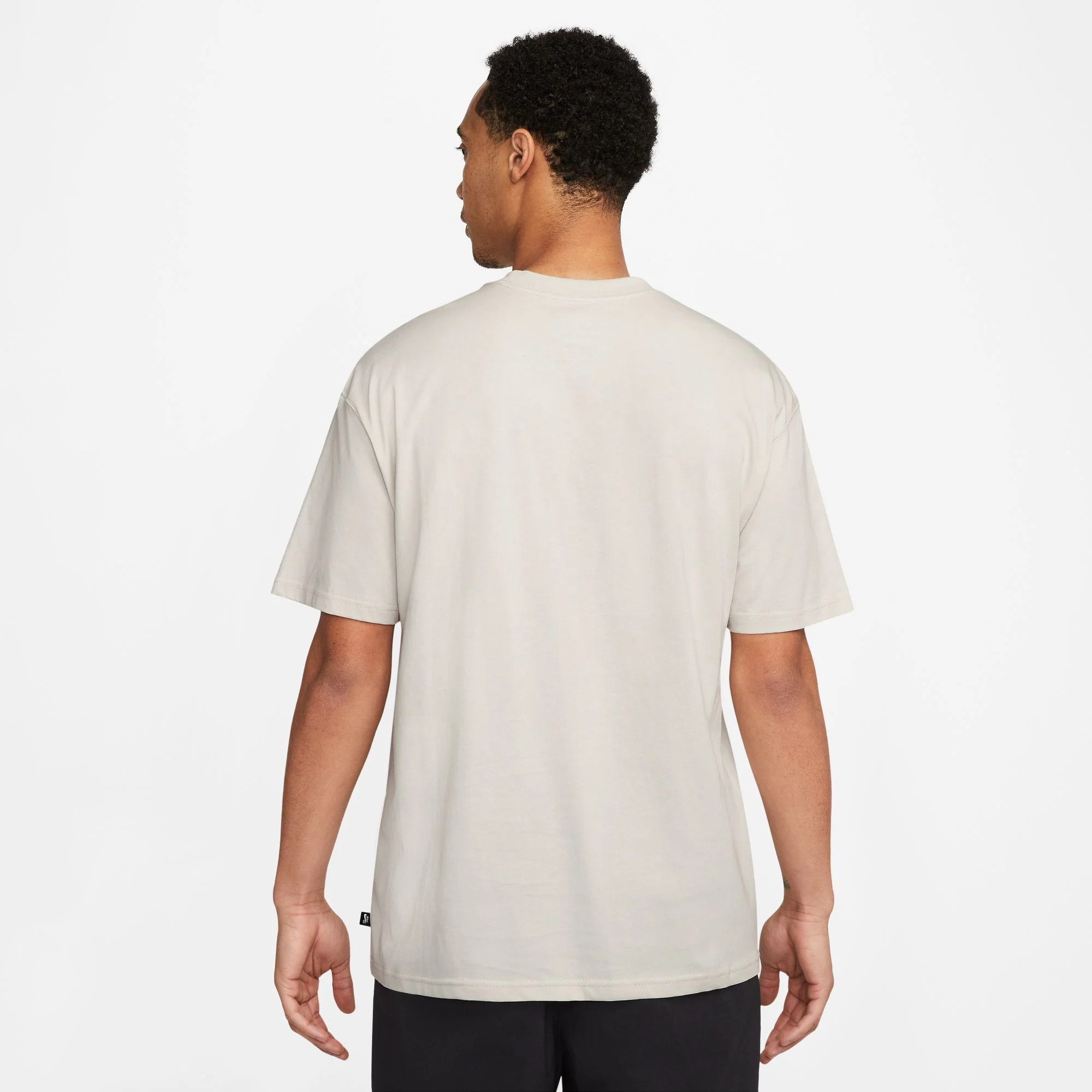NIKE SB 'SPORTS GUY' SKATE TEE LIGHT BONE - Image 5